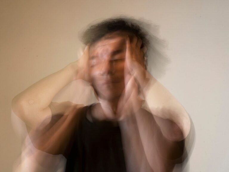 Senior man holding his head in pain – head trauma treatment and concussion care for seniors in Los Angeles.