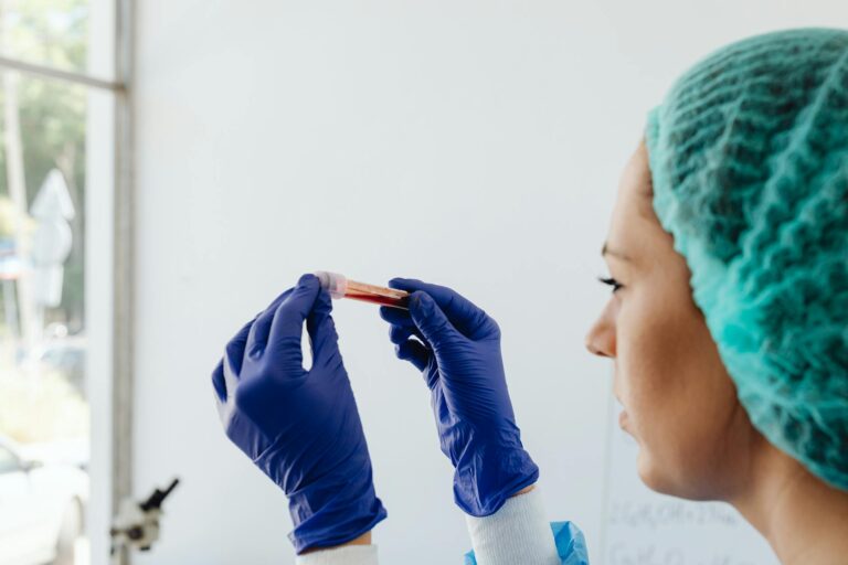 Tubos de ensayo de sangre utilizados para evaluar la pérdida de peso inexplicable en adultos mayores.